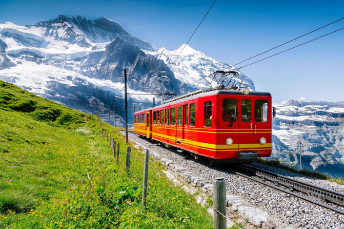 Die berühmte Jungfraubahn in der Schweiz bringt ihre Passagiere zum Jungfraujoch, dem höchstgelegenen Bahnhof Europas