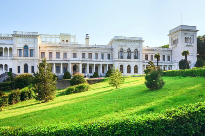 Der Palast Liwadija auf der Halbinsel Krim wurde 1910 errichtet und fungierte als Sommersitz des letzten russischen Zaren Nikolaus II., Ukraine