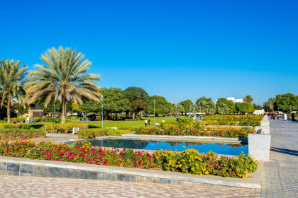 Neben der Al Jahili Festung in Al Ain, Abu Dhabi, breitet sich der Al Jahili Park aus, der auch als Frauenpark bekannt ist, VAE