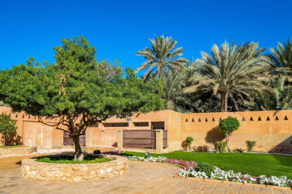 Auch die Gärten in den Innenhöfen zählen zu den Highlights des Palastmuseums von Al Ain in Abu Dhabi, VAE