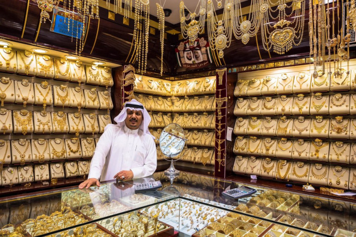 Hunderte Goldhändler und auch Touristen feilschen am Gold-Souq in Dubai, VAE, tagtäglich um die besten Deals