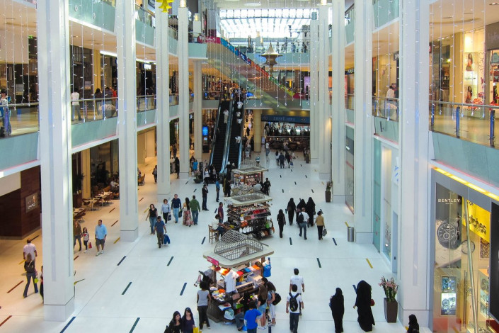 In der Dubai-Mall ist auf den 3 Etagen der Shoppingzone immer reger Betrieb, Dubai, VAE