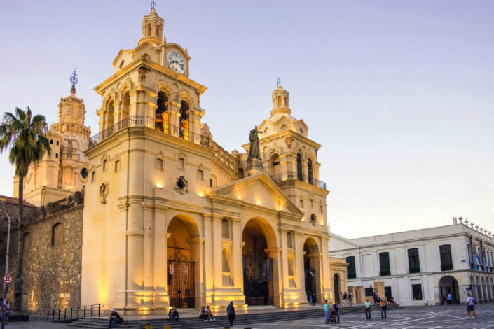 Die Iglesia Catedral am Plaza San Martin in Cordoba ist ein sehenswertes monumentales Bauwerk aus der Kolonialzeit, Argentinien