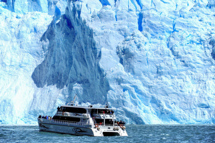 Erst im direkten Vergleich erkennt man die gewaltige Größe des Perito Moreno-Gletschers im Los Glaciares Nationalpark in Argentinien