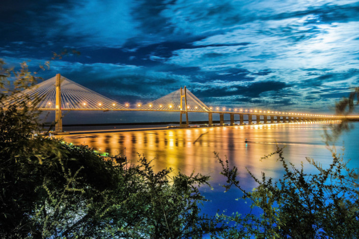 Die Rosario-Victoria-Brücke über dem Rio Paraná gilt dank ihrer eleganten Architektur als Wahrzeichen von Rosario, Argentinien
