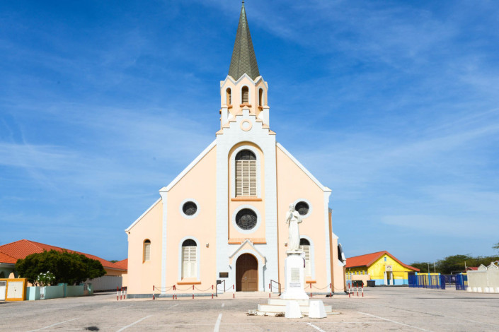 Arubas schmucke Santa Ana Kirche zwischen Oranjestad und Noord Arubas ist heute vor allem durch ihren wunderbar geschnitzten Altar sehenswert