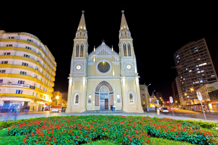 Die Catedral Metropolitana am Praça Tiradentes zählt zu den bedeutendsten historischen Bauwerken von Curitiba, Brasilien