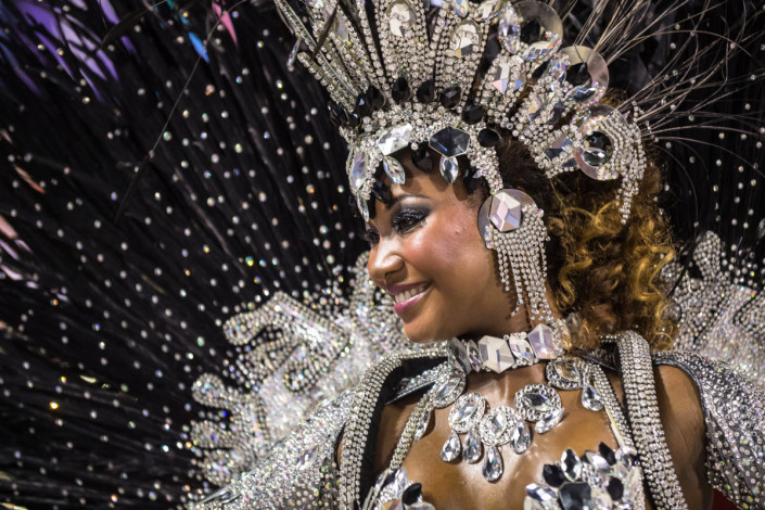 Tänzerin einer Sambaschule auf der Karnevalsparade im Sambodromo in Rio de Janeiro, Brasilien
