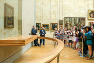 Das bekannteste Exponat im Louvre ist natürlich das weltberühmte Portrait der Mona Lisa von Leonardo da Vinci, Paris, Frankreich - © Alessandro Colle / Shutterstock