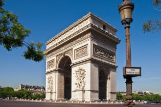 Der Arc de Triomphe auf dem Place Charles de Gaulle ist ein guter Ausgangspunkt für einen Einkaufsbummel über die Champs Élysées, Paris, Frankreich
