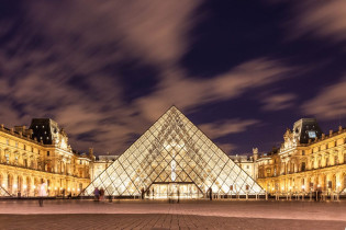 Der weltberühmte Louvre im Zentrum von Paris, das größte Museum der Welt, bei Nacht, Frankreich