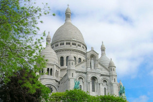 Die strahlend weiße „Basilique du Sacre Coeur de Montmartre“ bietet durch ihren Standort ganz oben auf dem Hügel des Stadtviertels Montmartre einen wunderbaren Ausblick über Paris, Frankreich