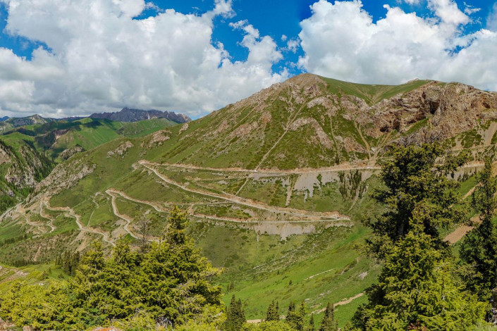 Zum über 3000m hohen Teskey Torpok Pass führt eine der spektakulärsten Straßen von Kirgistan