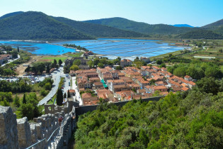 Blick von der Festung Ston auf den gleichnamigen Ort und die dahinter liegenden Salinen, Halbinsel Pelješac, Kroatien