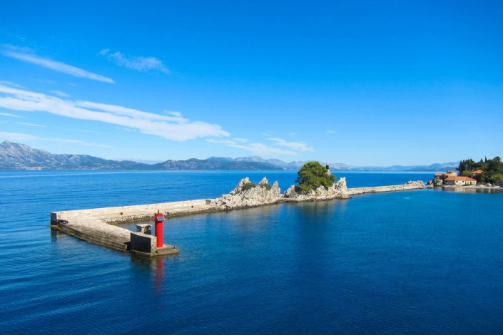 Die Hafenmauer der Ortschaft Trpanj auf der Halbinsel Pelješac in Kroatien