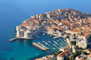 Panoramablick auf Dubrovnik, gut zu sehen ist der alte Hafen, Kroatien
