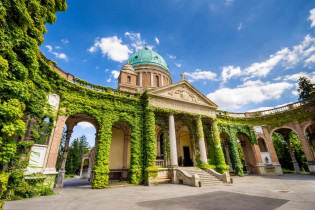 Der Eingang zum Mirogoj Friedhof in Zagreb, Kroatien, ist besonders majestätisch gestaltet