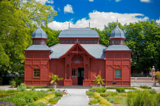 Der tiefrote Pavillon im Botanischen Garten von Zagreb bildet einen attraktiven Kontrast zur grünen Idylle seiner Umgebung, Kroatien