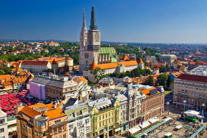 In der Oberstadt von Zagreb flanieren Kroatien-Urlauber durch den historischen Teil der Stadt