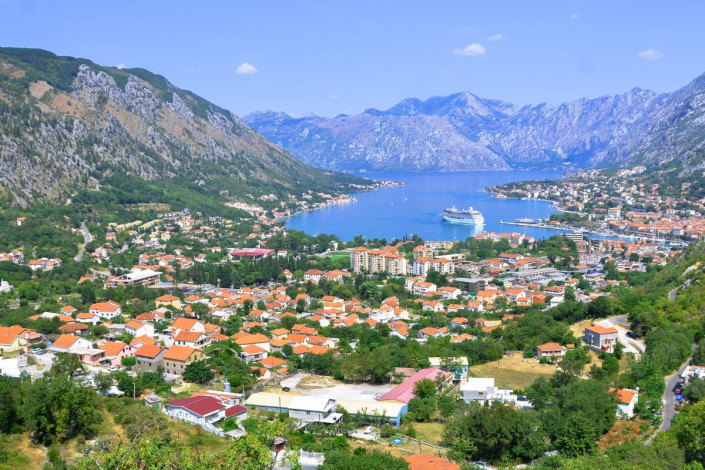 Ausblick auf die atemberaubende von steilen Berghängen gesäumte Bucht von Kotor („Boka Kotorska“) an der südöstlichen Adriaküste, Montenegro