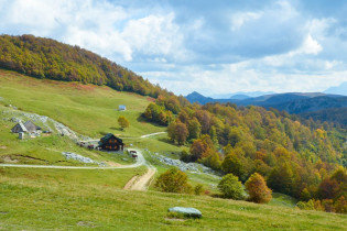 Eine der wenigen Hütten im Nationalpark Biogradska Gora; wer Lust hat kann einen Ausritt unternehmen, Montenegro