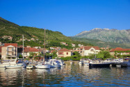 Durch den nahe gelegenen Flughafen ist das geschäftige Tivat mit dem riesigen Jachthafen für viele Besucher das Eingangstor nach Montenegro - © Diana Valujeva / Shutterstock