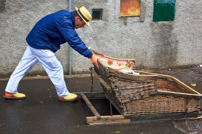Direkt vor dem Eingang des tropischen Gartens in Monte startet eine beliebte Touristenattraktion: eine traditionelle Korbschlittenfahrt über das Kopfsteinpflaster, Madeira, Portugal