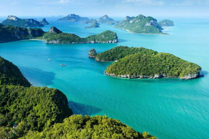 Der Ao Phang Nga Nationalpark im Süden Thailands ist vor allem für die Phang Nga Bucht mit ihren spektakulären Felseninseln bekannt