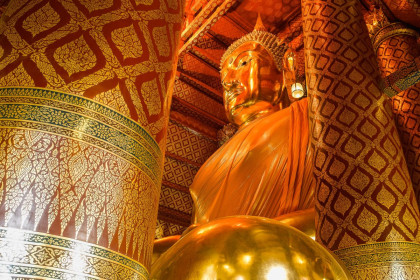 Die vergoldete Statue Wat Phanan Choeng ist 19 Meter hoch, stammt aus dem 14. Jahrhundert und erreicht eine Breite von über 20 Metern, Ayutthaya, Thailand