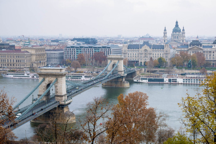 Die Kettenbrücke in Budapest bildet das Herzstück der 9 Donaubrücken und beeindruckt durch ihre beiden monumentalen Triumphbögen, die als Stützpfeiler dienen, Ungarn