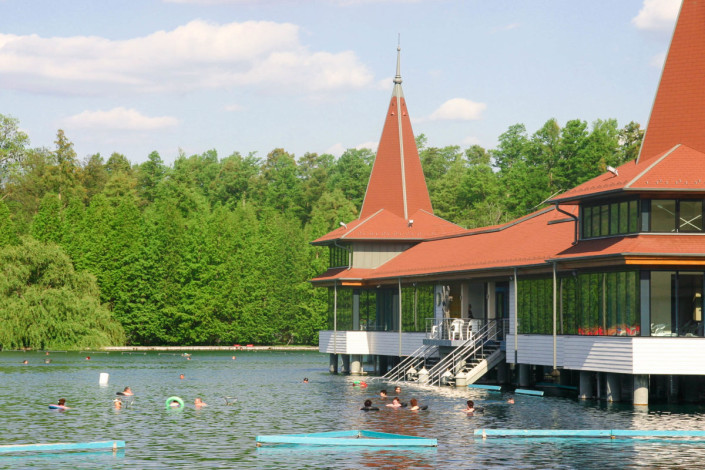 Das Thermalbad im ungarischen Bad Hévíz wurde auf dem größten natürlichen Thermalsee der Welt erbaut