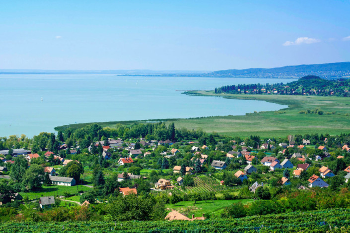 Der Plattensee im Westen Ungarns ist von Nordosten nach Südwesten 75km lang und umfasst insgesamt eine Uferlänge von etwa 200km