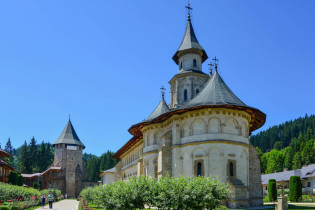 Das Kloster Putna hat unter den berühmten Moldauklöstern von Rumänien mit ihren fantastischen Wandmalereien einen ganz besonderen Stellenwert