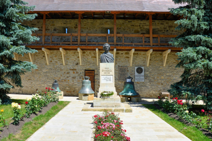 Eine Büste im Klostergarten von Putna erinnert an Mihai Eminescu, Rumäniens bedeutendsten Dichter im 19. Jahrhundert