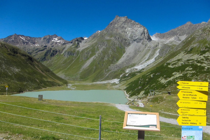 Der 2.232m hoch gelegene Rifflsee füllt als größter See der Ötztaler Alpen das Tal zwischen den schroffen Gipfeln des Kaunergrats, Österreich