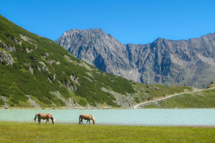 Der idyllische Rifflsee ist Ausgangspunkt zahlreicher Wanderwege in den Ötztaler Alpen, Österreich