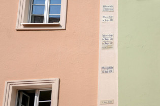 Am Wassertor erinnern Marker an die Hochwasserkatastrophen, die Schärding im Lauf der Geschichte heimsuchten, Österreich