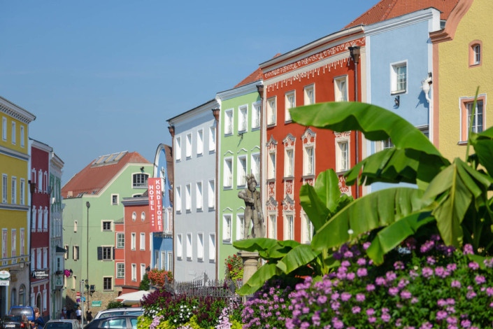 Der Obere Stadtplatz ist das Herzstück der Schärdinger Altstadt und mit seinen gemütlichen Cafés und Restaurants Anziehungspunkt für Jung und Alt, Österreich