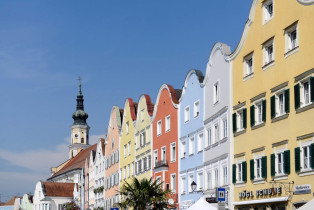 Direkt hinter dem Linzertor beginnt die Silberzeile, mit ihren pastellfarbenen Häuserfronten Schärdings Prunkstück, Österreich