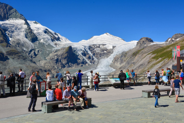 Von der Kaiser Franz Josefs Höhe an der Großglockner Hochalpenstraße fällt der Blick auf die Pasterze, Österreichs größten Gletscher