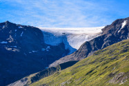 Am Ende der Kaunertaler Gletscherstraße in Tirol, Österreich, sind bereits die ersten Ausläufer des blauweiß schimmernden Kaunertaler Gletschers zu sehen - © FRASHO / franks-travelbox