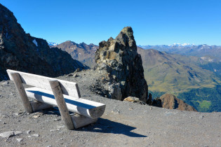 Auf der Aussichtsplattform Dreiländerblick im Kaunertal liegt Tirol-Urlaubern die Bergwelt von Österreich, Italien und der Schweiz zu Füßen