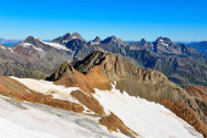 Das atemberaubende Bergpanorama des Alpenhauptkamms in Tirol, Österreich, ist am Pitztaler Gletscher allgegenwärtig - © FRASHO / franks-travelbox