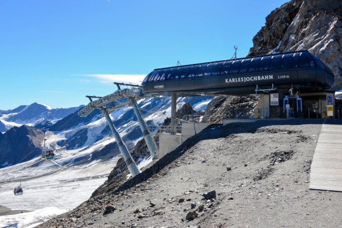 Die Bergstation der Karljesjochbahn auf über 3.000m Seehöhe ermöglicht eine problemlose Anreise zum spektakulären Dreiländerblick im Tiroler Kaunertal, Österreich