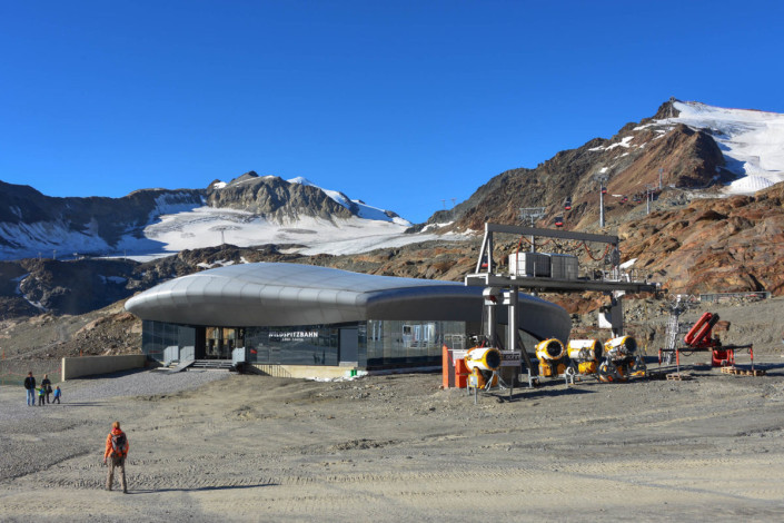 Die Bergstation der Wildspitzbahn liegt auf dem Hinteren Brunnkogel und ist das Eingangstor zur Pitztaler Gletscherwelt in Tirol, Österreich