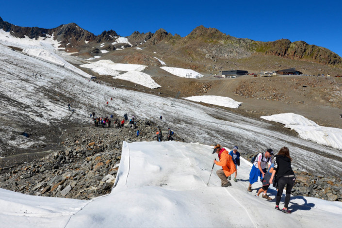 Die sommerlichen Temperaturen lassen auch das Eis des Kaunertaler Gletschers in Tirol, Österreich, immer weiter zurückgehen