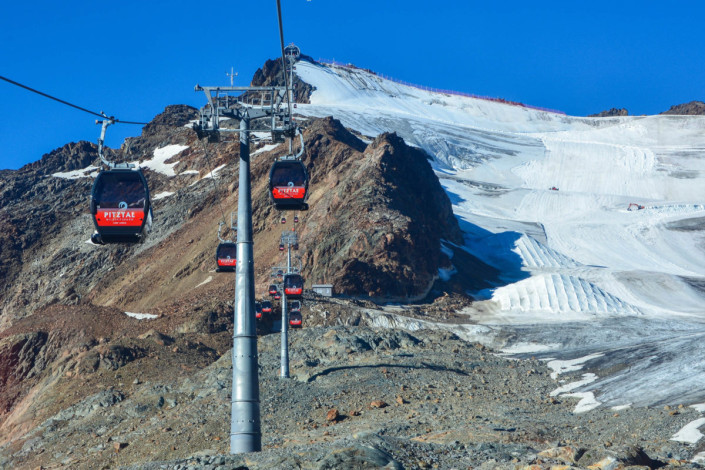 Die Wildspitzbahn, Österreichs höchste Seilbahn, führt über das ewige Eis des Pitztaler Gletschers auf 3.440 Meter Höhe