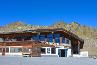 Gleich hinter dem Weißsee liegt das gleichnamige Gletscherrestaurant als letztes Ziel der Kaunertaler Gletscherstraße in Tirol, Österreich