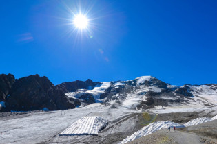 Wenn die Sommersonne dem Kaunertaler Gletscher in Tirol zu arg zusetzt, wird er mit riesigen Planen vor der sengenden Hitze geschützt, Österreich