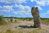 Die Steinsäulen von Pobiti Kamani im Osten Bulgariens sind bis zu 7 Meter hoch und bis zu 3 Metern dick - © FRASHO / franks-travelbox
